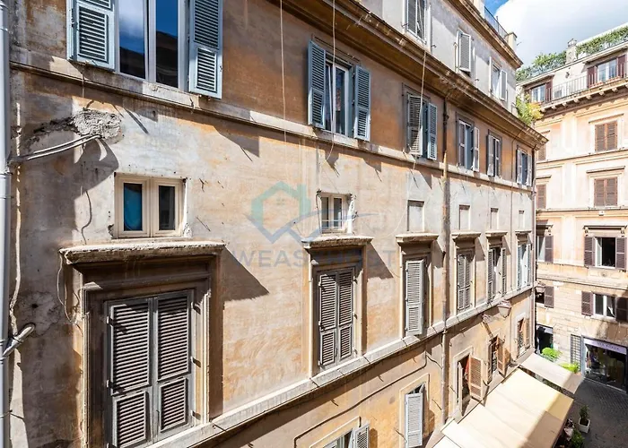 Warm Nest In The Old Building Of Piazza Navona *